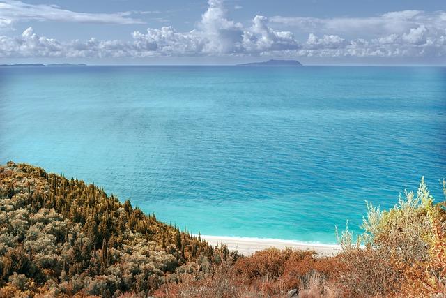 2. Ponořte se do krás přírody v Albánii:⁣ Národní parky, horské ‍stezky a nádherné pláže